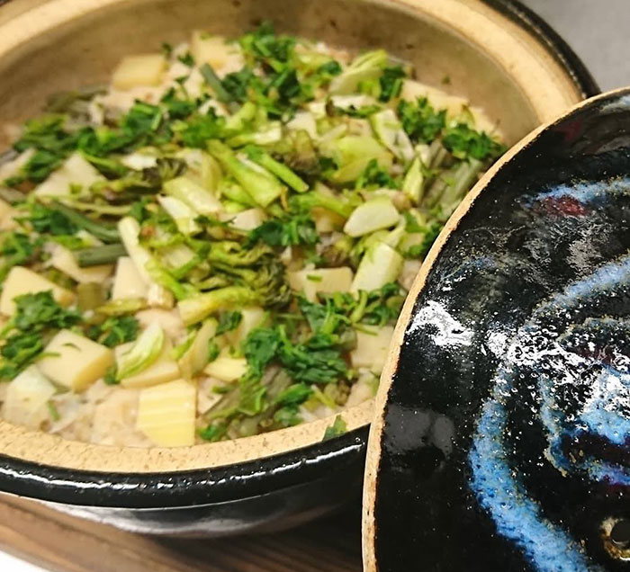 ありがとんぼ農園さんの無肥料無農薬ササニシキを土鍋で炊いた季節の炊き込みご飯(2〜3人前)