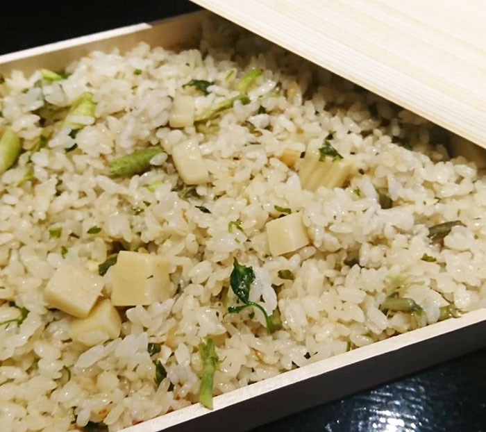 ありがとんぼ農園さんの無肥料無農薬ササニシキを土鍋で炊いた季節の炊き込みご飯(2〜3人前)